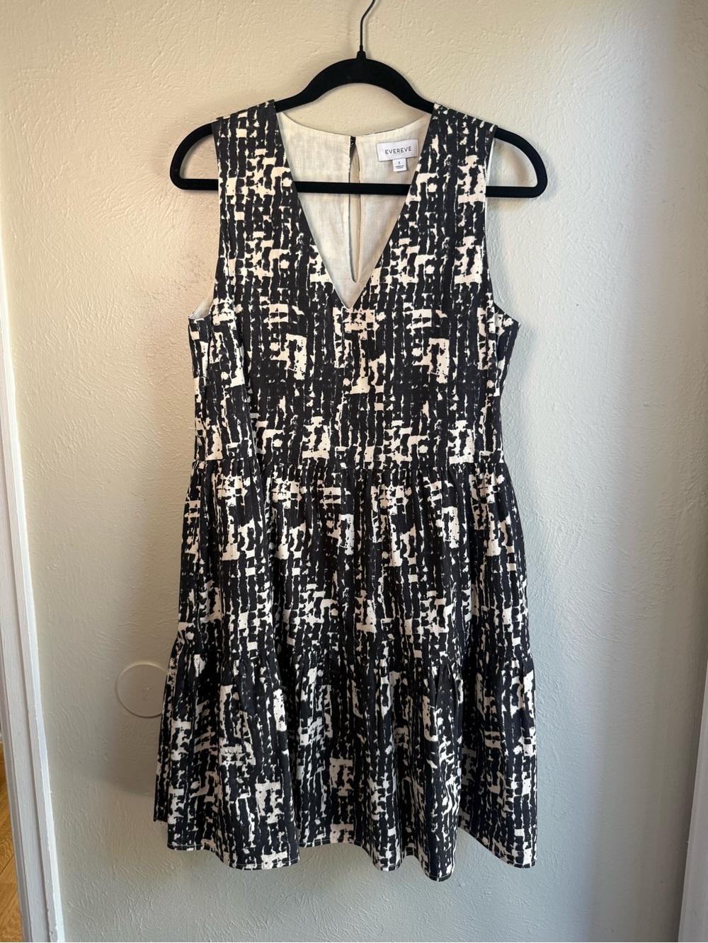 Evereve Black & White Printed V-Neck Sleeveless Dress